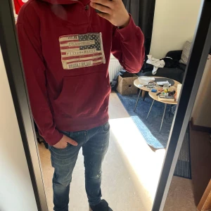 Vinröd hoodie från denim & suply - Denim & suply x Ralph lauren hoodie. Snygg trendig tröja med stor usa flagga på framsidan. Tröjan är i storlek S men sitter som M. Vid fler frågor eller bilder, skriv till mig. 👍💯