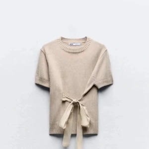 Tröja från Zara - Pris kan diskuteras! Säljer stickad tröja med knyte från Zara pga att den inte kommer till användning🥰🥰