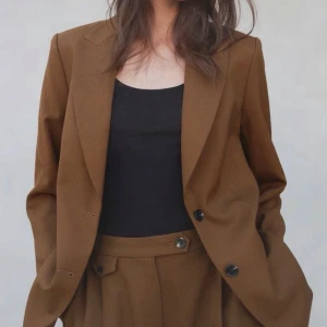 H&M Brun byxor - H&M byxor /byxorna har en rak passform. Perfekt för en stilren look./storlek large 44/nyskick 
