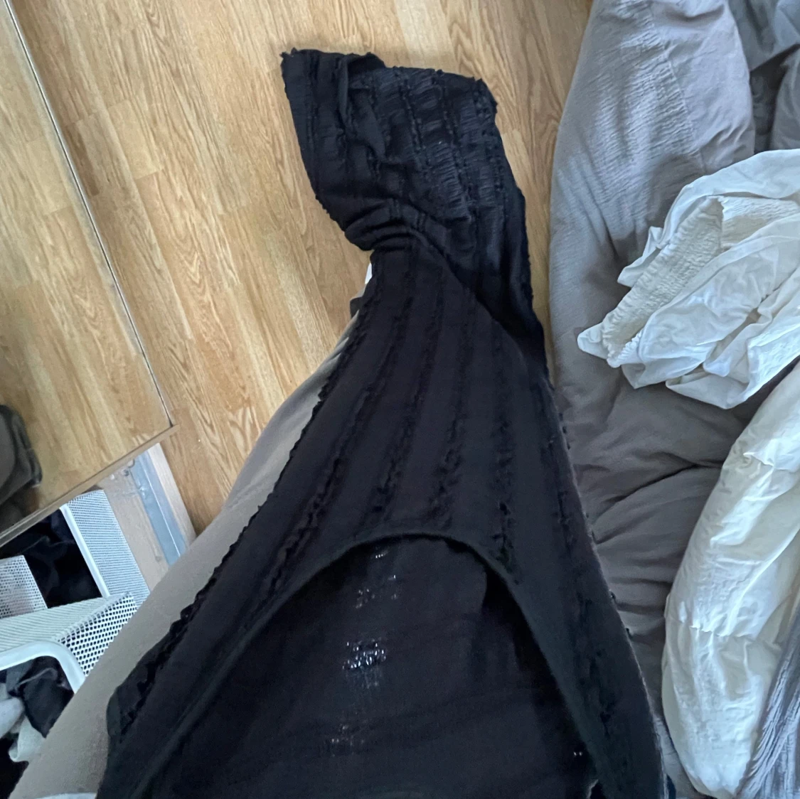 Svart långklänning med öppen rygg - 4