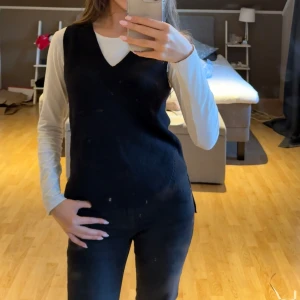 Svart stickad väst från Vila - Snygg svart stickad väst från vila. Skriv vid frågor❤️