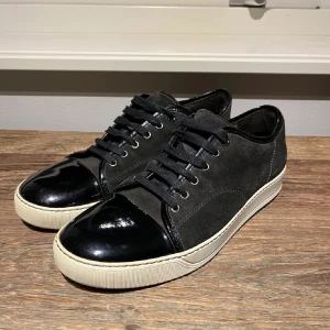 Svarta lanvin - Svarta lanvin i storlek uk 9, box ingår. Bra skick cap toen har nåt litet slip märkte men annars är den fel fri