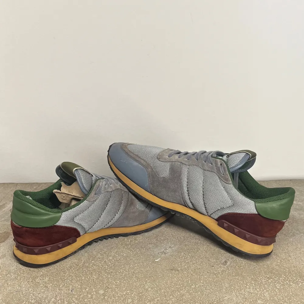 Säljer dessa Valentino Rockrunners i en unik färg combination, Skick 8/10! Storlek 43-43,5. Ny pris cirka 8000kr. Mitt pris: 2299kr! Ställ gärna frågor ingen fråga är för liten! Pris gar att diskuteras vid snabb o smidig affär🙌Byten är även intressant! Lanvin, Flycrew, Golden goose, Ysl och liknande kan vara intressant. Kengät.