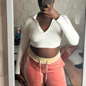 Vit ribbad croppad tröja - Säljer en stilren vit ribbad croppad tröja med v-ringning och långa ärmar 🤍