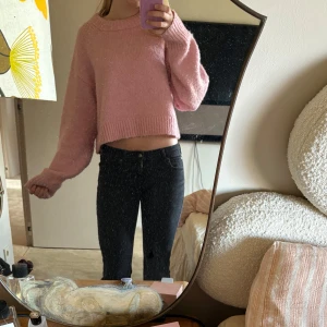 Rosa stickad tröja - Säljer en söt rosa stickad tröja med croppad design. Tröjan har långa ärmar och en rund halsringning. Perfekt för en mysig och stilren look. Orginalpris är 300 kr. Hör av er vid intresse osv. Säljer då den inte kommer till användning längre.
