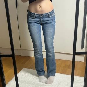 Lågmidjade bootcut jeans lowwaist utsvängda jeans superlow  - SuperLågmidjade vintage jeans från abercrombie & fitch. Super skick. Storlek 0R. Motsvarar xs. Innerbenslängd: 74 midjemått:37. Köp sker via köp nu, jag postar inom 24h. Kvar tills markerad såld 