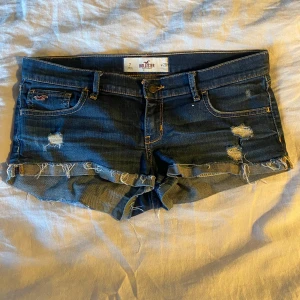 Hollister jeansshorts  - Assnygga jeanshorts från hollister ( 2000-tal ) säljer då dem är lite stora 💛 