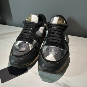 Valentino Rockrunners  - Tja, säljer ett par as feta valentino Rockrunners i storlek 42 men passar 43 inga synliga defekter förutom på främre delen av högra skon där de har börjat slitna sig lite, inget som man lägger märke på. Skorna är perfekta nu inför våren. Pris går att diskutera!