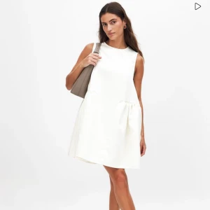 Vit kort klänning nakd - Helt ny vit klänning från nakd med prislapp kvar, endast testad. Skulle säga att den är lite stor i storleken.