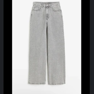 Grå baggy jeans - Snygga grå baggy jeans. Är lite skrunkliga men annars är dem i superbra skick! Kan stryka dem innan jag postar🤗