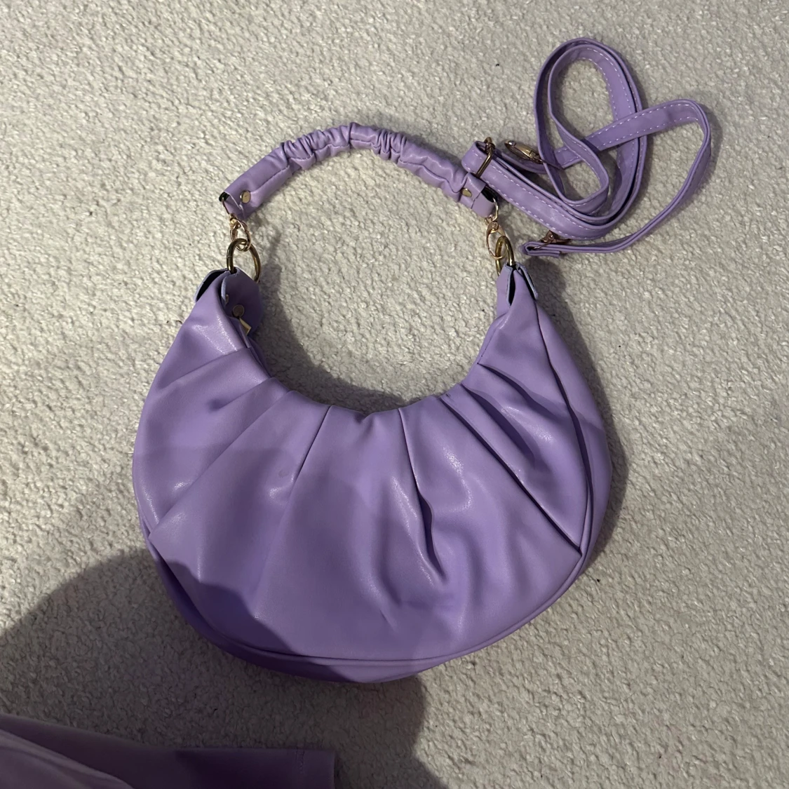 Lila axelväska i syntet - 2