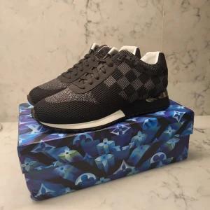 Louis vuitton runaway  - Ett par riktigt snygga trainers från louis vuitton || Storlek 40 || Skicket är 10/10 ( nytt skick) || Box medföljer || nypris: 9-11 tusen || Hör av vid intresse✅️😁