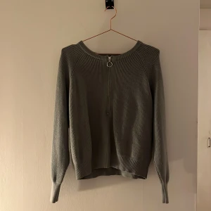 Grön ribbad tröja från Carin Wester - Säljer en grön ribbad tröja från Carin Wester. Tröjan har en dragkedja framtill och långa ärmar, Inte använd många gånger, storlek XS.   Köparen står för frakten
