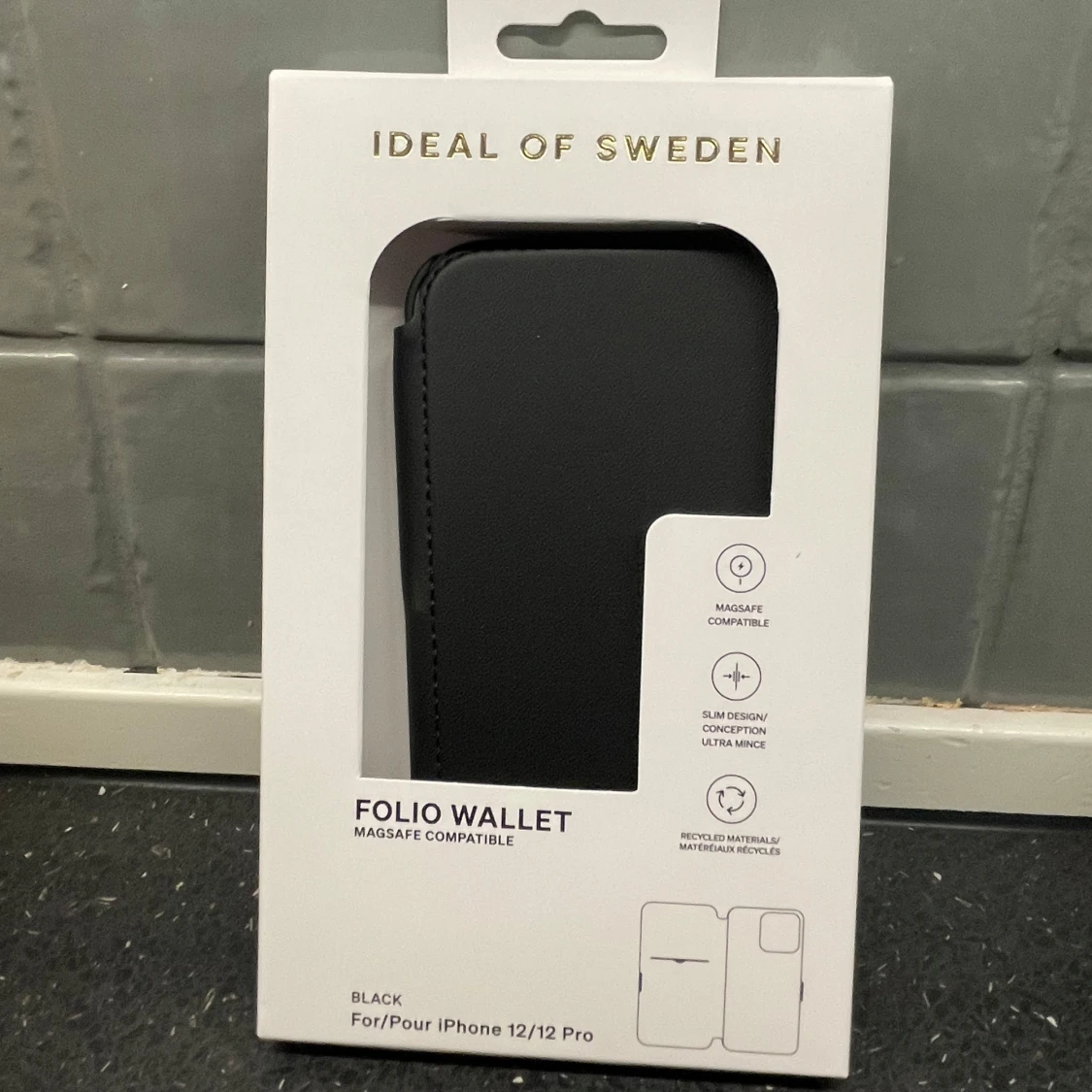 Svart plånboksskal från Ideal of Sweden