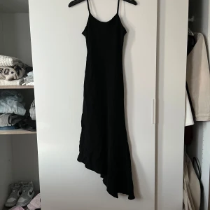 Svart långklänning från Wallis - Elegant svart långklänning från Wallis med smala axelband och asymmetrisk nederkant. Jag tycker det är är jätte söt klänning, perfekt vacation dress!💞🏝️