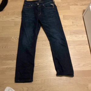 Mörkblå jeans från Replay - Snygga mörkblå jeans från Replay med klassisk femficksdesign och knappgylf. Perfekta för en avslappnad stil. Märkeslogga på bakfickan och bältesslingor för att enkelt kunna matcha med bälte. Jag har inte exakt storlek men passar 11-13 åringar