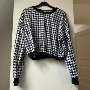 Tröja med ”hundtandsmönster” - Svartvit sweatshirt