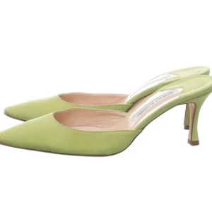 Manolo Blahnik - Intressekoll på mina limegröna klackar från Manolo Blahnik! Något fläckiga på insidan, se sista bilden - annars inga defekter❤️