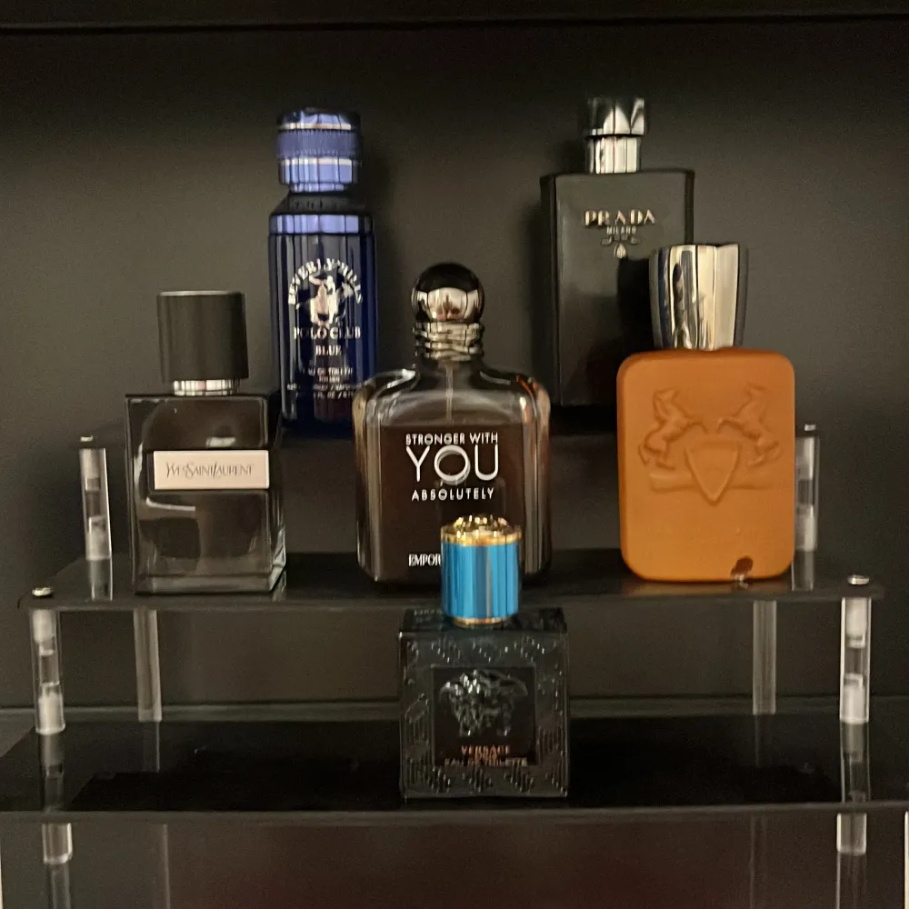 Säljer mina parfymer. Kom privat för priser😊Tar inga byten❌ Kvitto finns på ysl men låda finns på alla utom Versace Eros😁. Perfume.