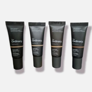 Concealer från The Ordinary - Fyra tuber concealer från The Ordinary i olika nyanser. Perfekt för att täcka ojämnheter och ge en jämn hudton. Kommer i en praktisk tub för enkel applicering.