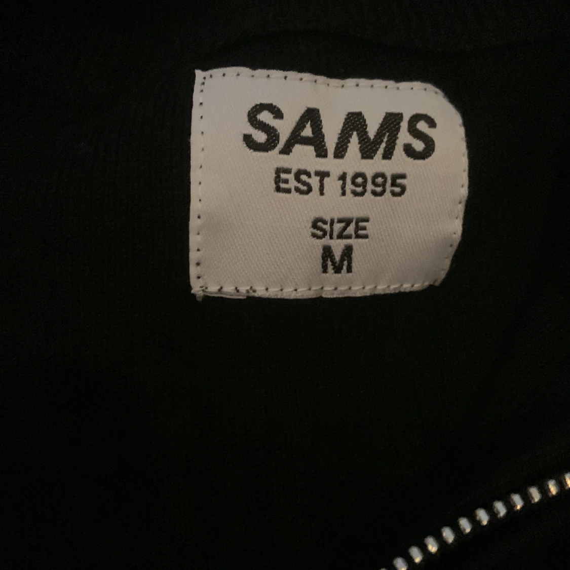 Svart tröja med dragkedja från SAMS - 1