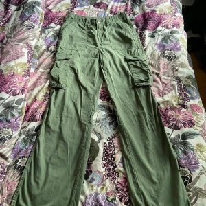 Bershka cargopants - Säljer dessa då dom var för små för mig. Stl 38 så typ S uppåt M, justerbara band i midjan