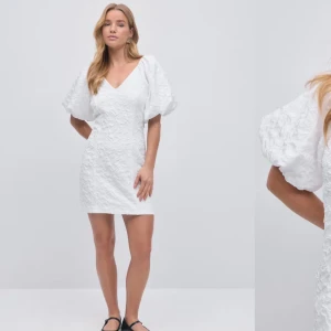 Studentklänning från gina tricot - Säljer en helt ny och oanvänd studentklänning med puffiga kortärmar och v-ringning. Verkligen supersöt! Går även att använda på midsommar😍köptes ny för 600kr