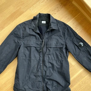 Svart jacka från C.P. Company - Sälje till jacka från CP company, den är endast använd en sommmar så mycket bra skick! Köpt på United Fashion i Göteborg för 4500kr. 