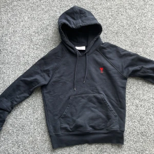 Ami Paris Hoodie - Skick 9/10 Blå Ami Paris grundades 2011 och är kända för deras snygga hjärt design! Tveka inte på att ställa frågor! Passar runt 170-175