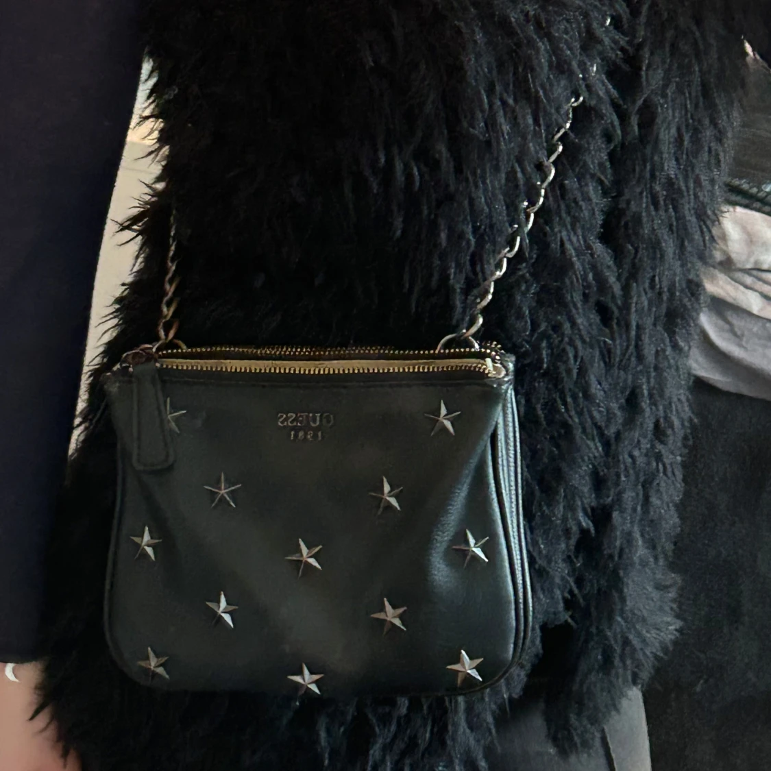 Svart axelväska med stjärndetaljer från Guess - 2