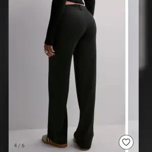 Jättesnygga kostymbyxor från Nelly i superbra skick för dom är nästintill oanvända då jag tycker dom är för små😊 nypris 399kr