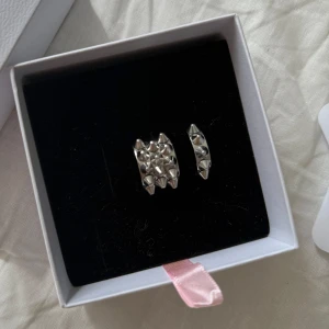 Edblad ring - Säljer edbladringen med nitar i två modeller. Går att köpa för sig om man vill. Pris för stora nitringen 250kr, den lilla 150kr, paketpris 300kr. Man får med edblad ask vid köp (inte den på bilden. Båda ringarna är i storlek S (16,8). Pris går att diskutera💕🌸