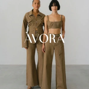 Brun jeans set  från AVORA - Säljer ett jeans set från Avora, helt nytt med prislapp kvar!  Byxor i storlek 36 nypris 2000 Jacka i storlek 38 (liten i storleken) nypris 2200 Säljer båda för 1500 eller 1000 kr del ❣️