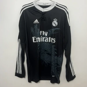 Real Madrid Dragon tröja 14/15 - Ikonisk lång-armad Real Madrid Dragon tröja från 14/15 säsongen i storlek L/M med Ronaldo 7 på ryggen. Mycket bra skick. Pris kan diskuteras.