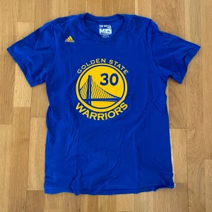 Golden state warriors t shirt - Golden state warriors t shirt med Curry på ryggen. Väldigt bra skick. Storlek M men sitter som S. 
