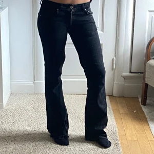 Svarta lågmidjade bootcut jeans - Snygga svarta lågmidjade bootcut jeans som inte kommer till användning längre!💕 jättesnygga men används inte längre. Dem är omsydda från högmidjade men inget som syns eller märks när man har på dem. De är lite slitna i hälarna eftersom de är för långa på mig som är 170. Skulle säga att de mer passar någon som är runt 173-175. Om ni är kortare kan jag sy upp dem gratis som ni önskar💕 de har slitits mellan benen men de är lappade så inget öppet hål + de syns ej när man har på sig dem!❤️💕