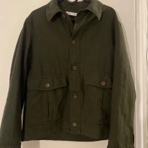 Grön overshirt - Grön overshirt från zara, fint skick, strl S, passar nån som är runt 170.