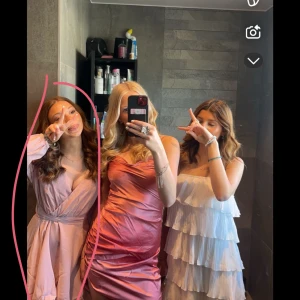 Ljusrosa omlottklänning - Säljer min söta ljusrosa omlottklänning med knytning i midjan som jag hade på skolavslutningen förra året. Råka köpa två så säljer den jag inte använt. perfekt klänning, somrig och sitter väldigt bra på. Jätte bra om du inte har en skolavslutning klänning än eller om du bara vill ha en fin till sommaren!