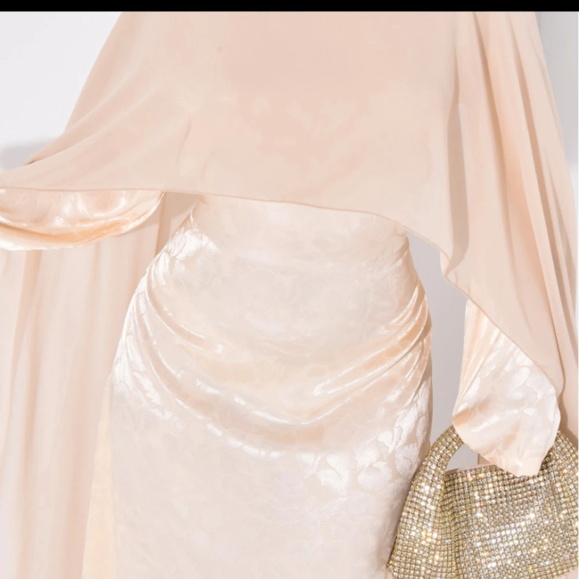 Champagnefärgad långklänning med cape - 1