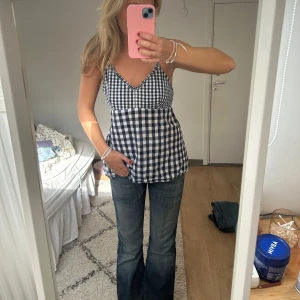 Topp  - Sååå söt topp med knyte i ryggen!!