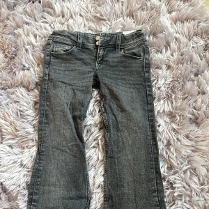 Grå Jeans från Gina Tricot - Flare pocket low waist jeans från gina aldrig använda