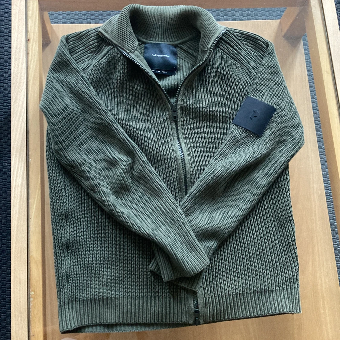 Olivgrön stickad tröja från Peak Performance - 1