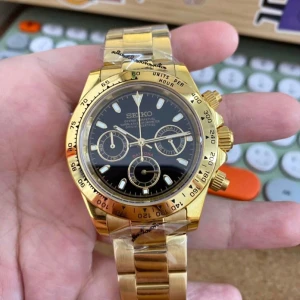 Guldfärgad klocka från Seiko - Snygg guldfärgad klocka från Seiko med svart urtavla och tre mindre urtavlor. Klockan har en robust länkarmband och tydliga markeringar på bezeln. Perfekt för den som vill ha en stilren och iögonfallande accessoar.