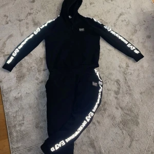 Armani tracksuit  - Säljer denna sköna Armani tracksuit som kostade cirka 2250 nypris. Det är inga felaktigheter och skicket är riktigt bra. Jag har haft den på cirka 2-3 gånger.