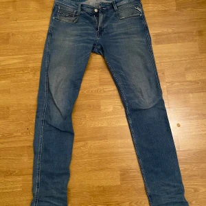 Replay jeans - Blåa replay jeans i storleken 33:32. Har inga tecken på defekter och hör gärna av er vid fler frågor!