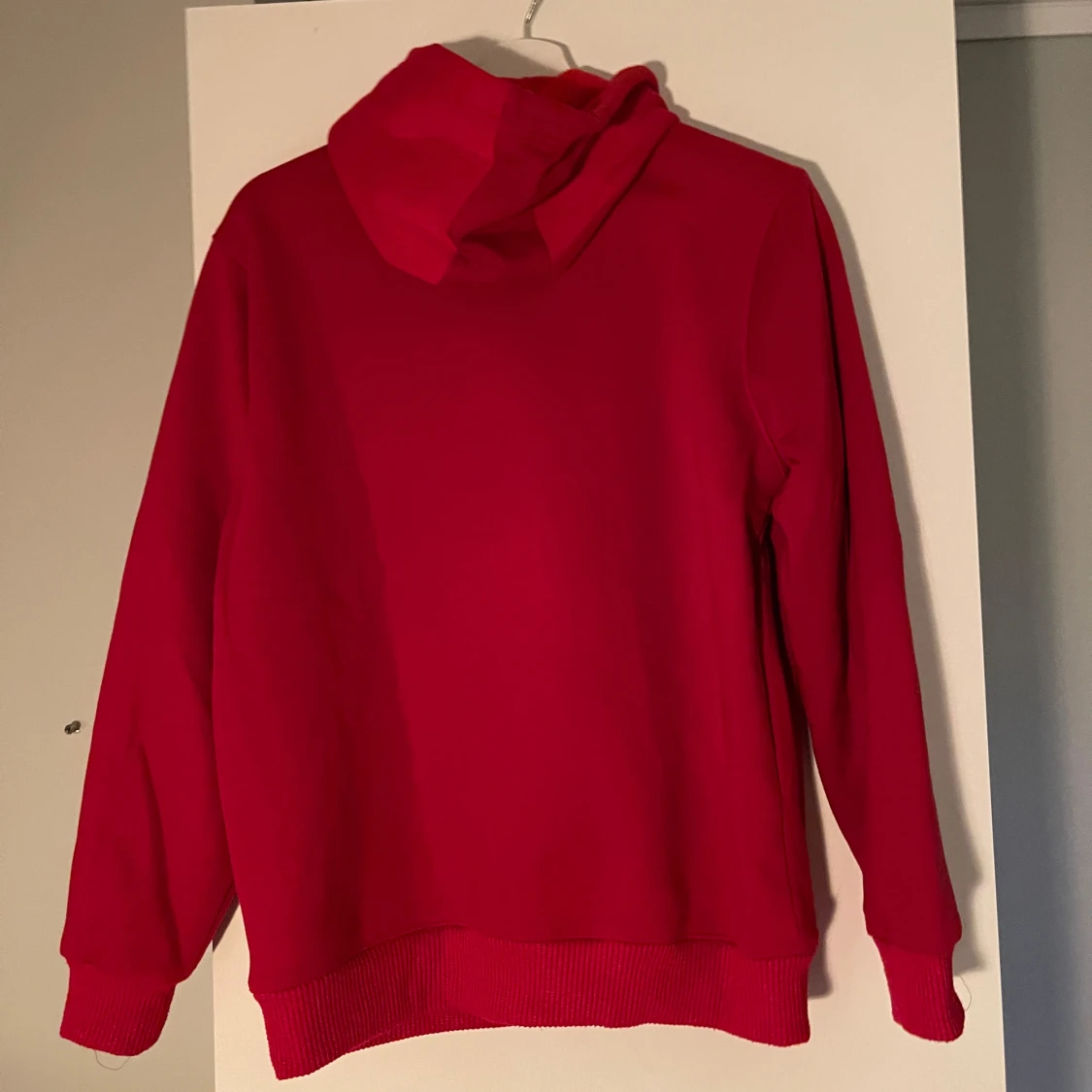 Röd hoodie från Legacci - 1