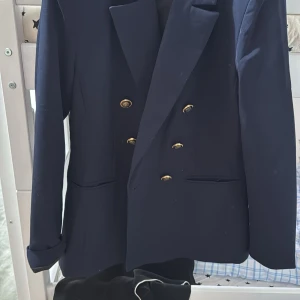 Leopardmönstrad pufferjacka - Säljer en cool leopardmönstrad pufferjacka med dragkedja och stora fickor. Perfekt för att sticka ut i mängden och hålla sig varm samtidigt. 🐆