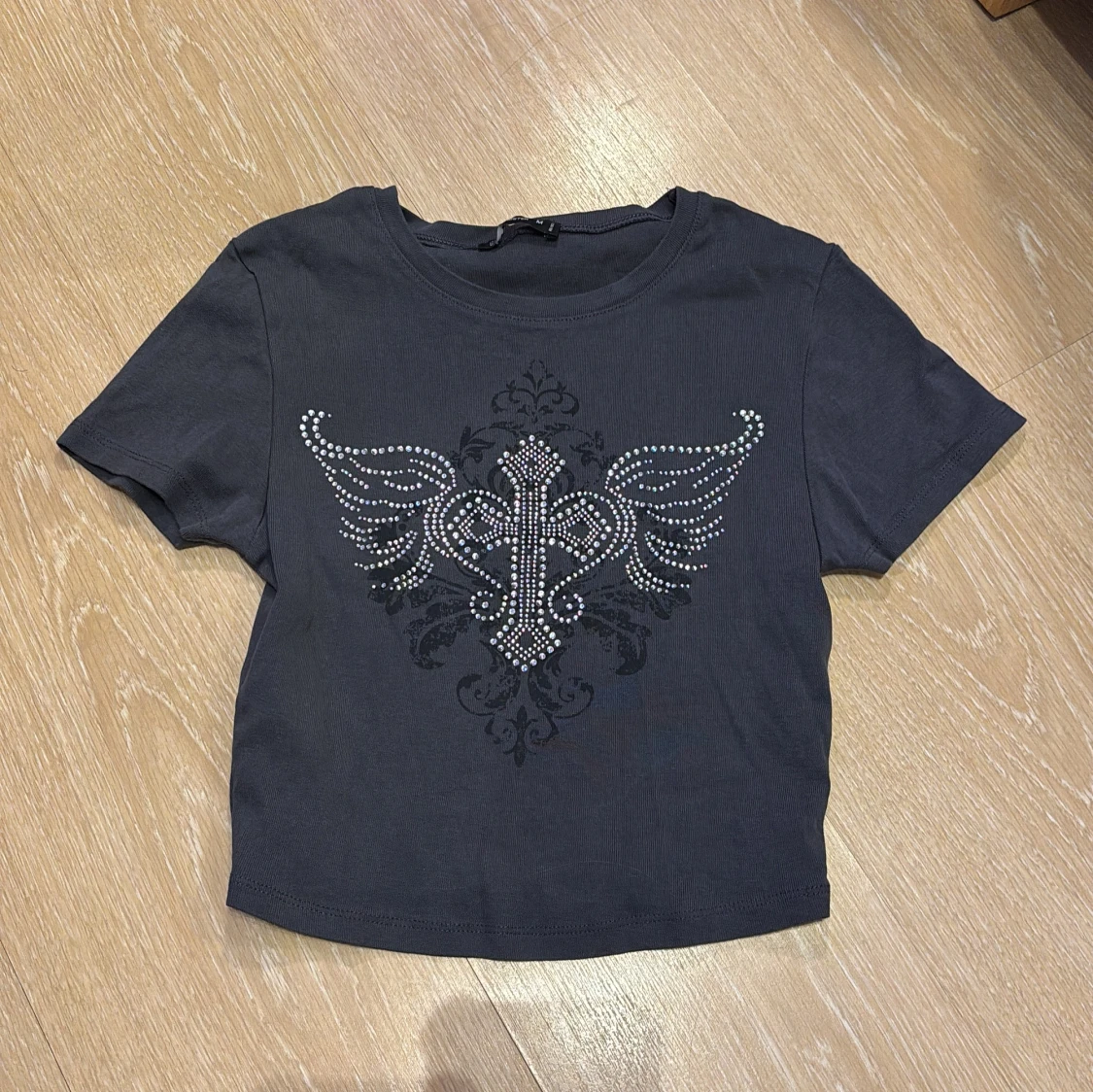 Svart kortärmad t-shirt med strassdetaljer