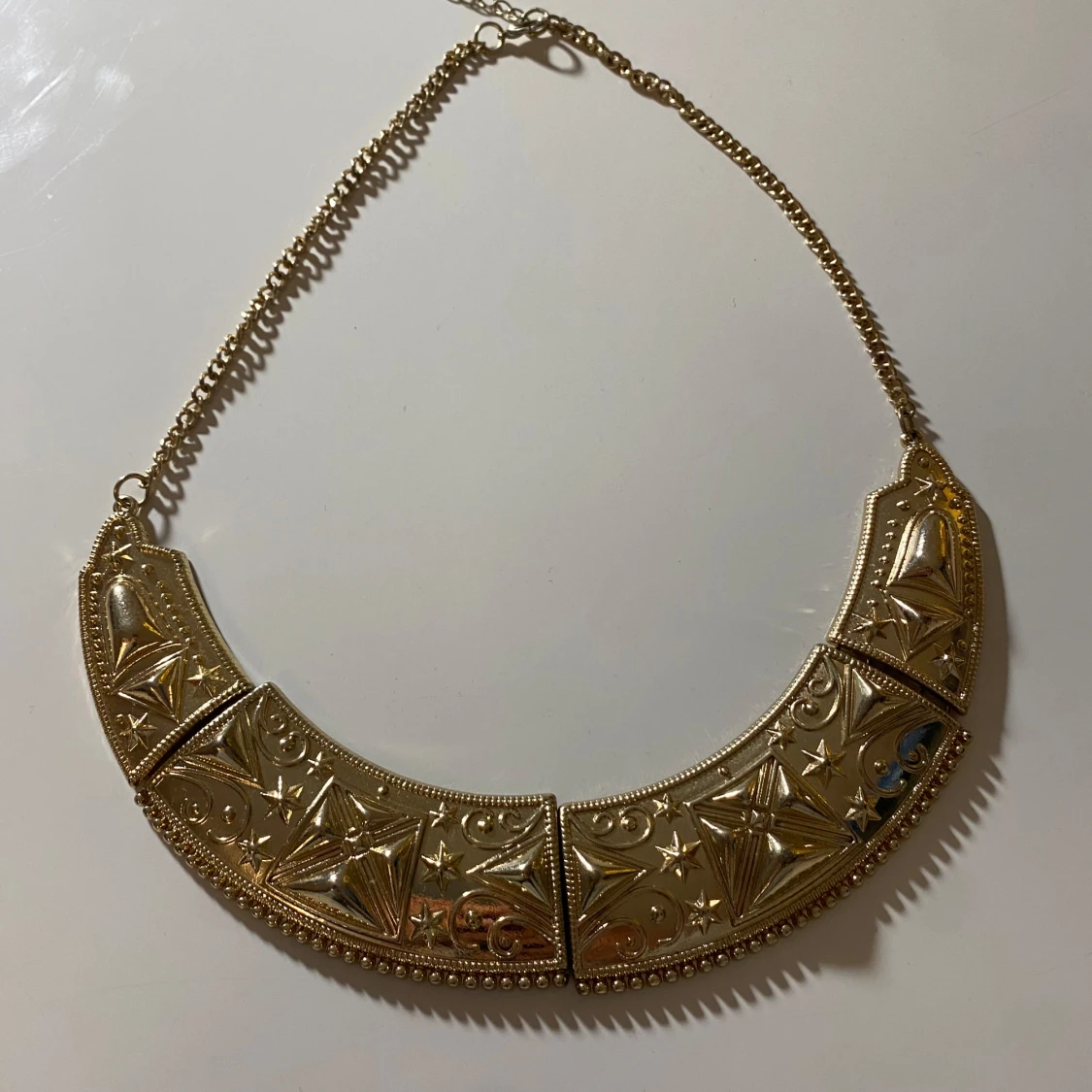 Guldigt halsband med stjärndetaljer