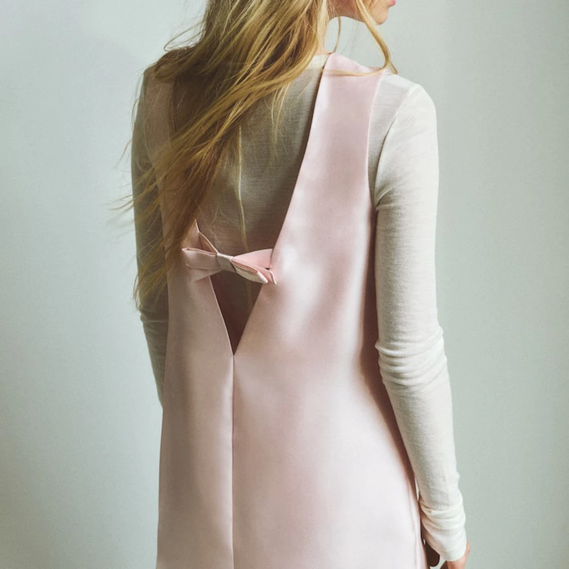 ljusrosa cocktailklänning med rosett